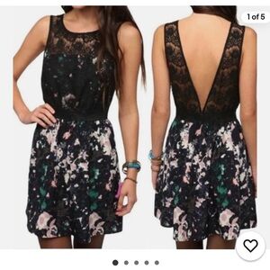 Gorgeous lace kimchi Blue mini dress